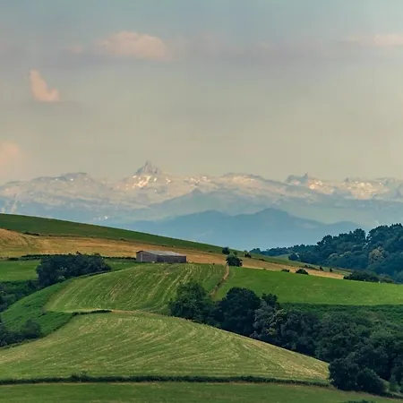 Domaine Marie-louise, Parenthese Au Pays Basque